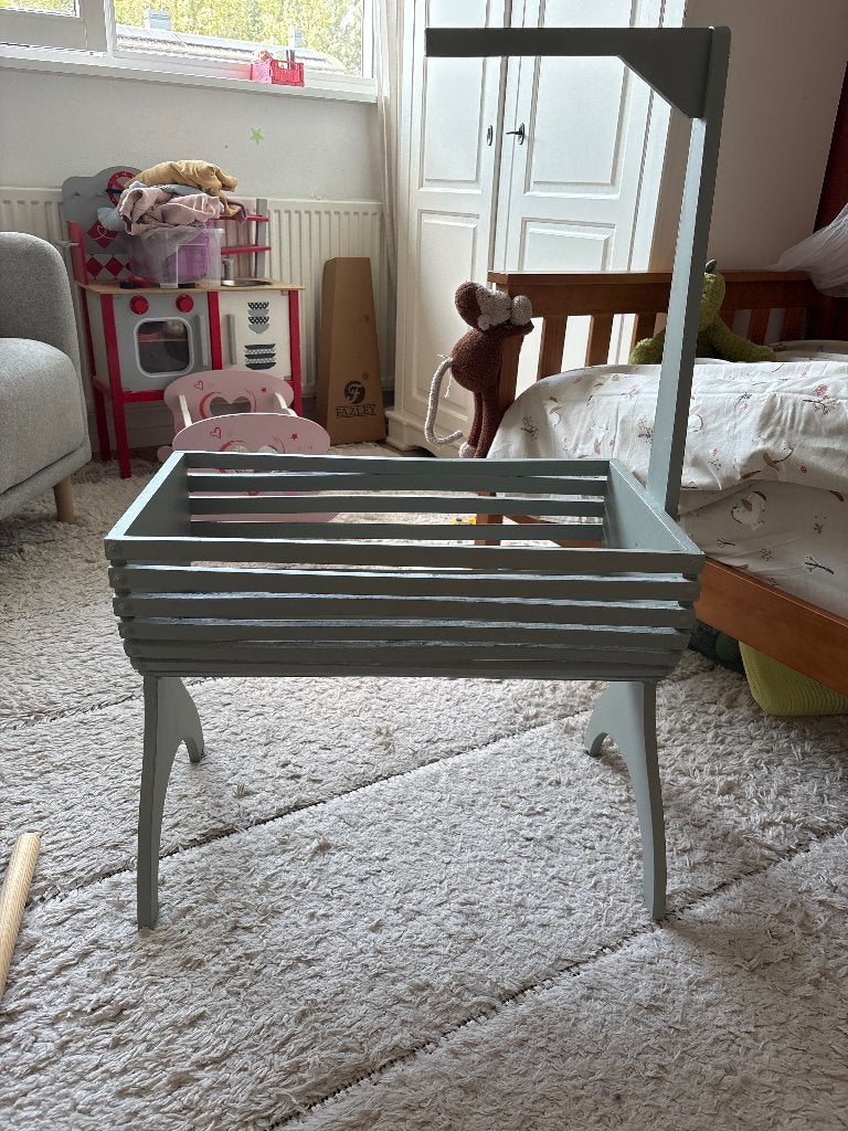 Poppenbed blauw grijs van hout, Ophalen, Gebruikt, Overige typen