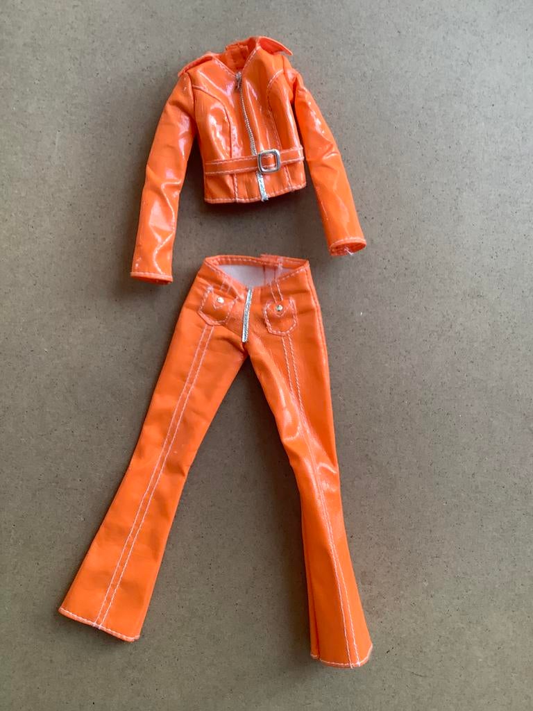 Oranje(leren) broekpak voor Barbie van Mattel,vintage, Ophalen of Verzenden, Zo goed als nieuw, Kleertjes