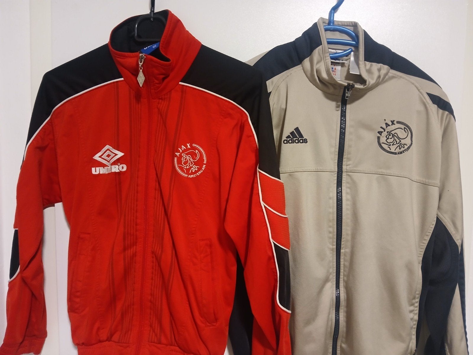 Ajax kledingpakket: 2x trainingsjack en 2 broekjes (diverse, Adidas, Umbro, Gebruikt, Jongen of Meisje, Ophalen of Verzenden