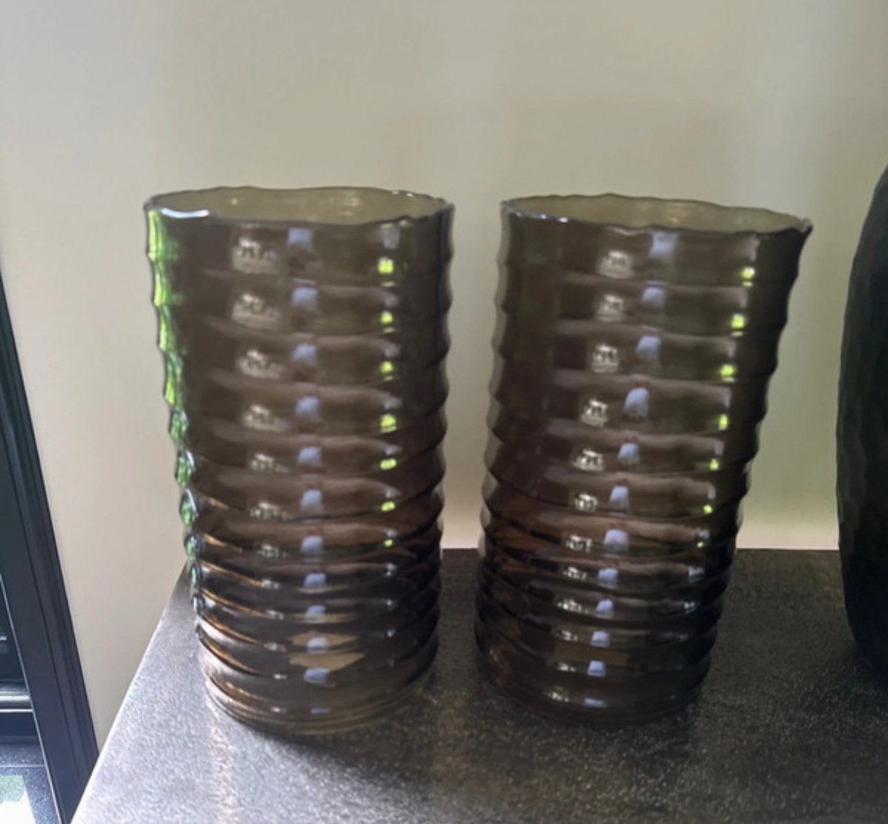 2 x vazen/ windlicht smoke ribbel glas Groen/grijs, Ophalen of Verzenden, Nieuw, Grijs, Glas