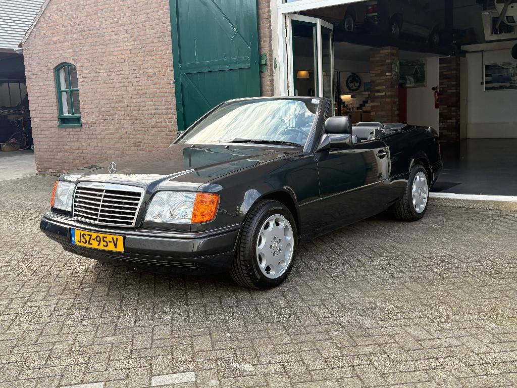 Mercedes-Benz E320 cabrio 1995 Zwart 117dkm uniek!, Auto's, Automaat, Cabriolet, 4 stoelen, Zwart
