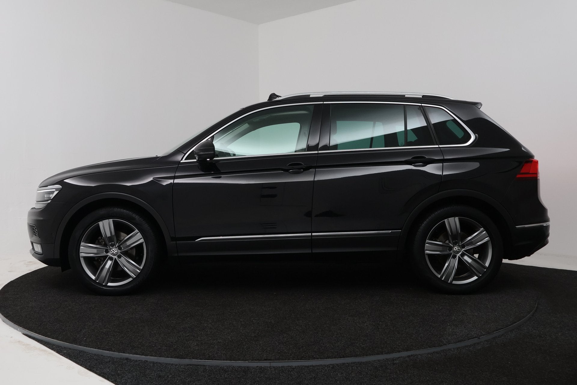 Volkswagen Tiguan 1.4 TSI ACT Highline (PANORAMADAK, CAMERA,, 4 cilinders, 150 pk, Zwart, Origineel Nederlands