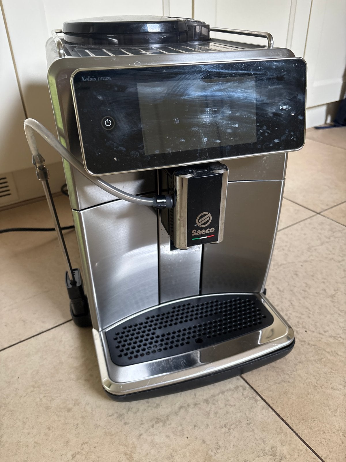 Saeco Xelsis Deluxe SM8785 volautomatische espressomachine, Witgoed en Apparatuur, Koffiezetapparaten, Afneembaar waterreservoir