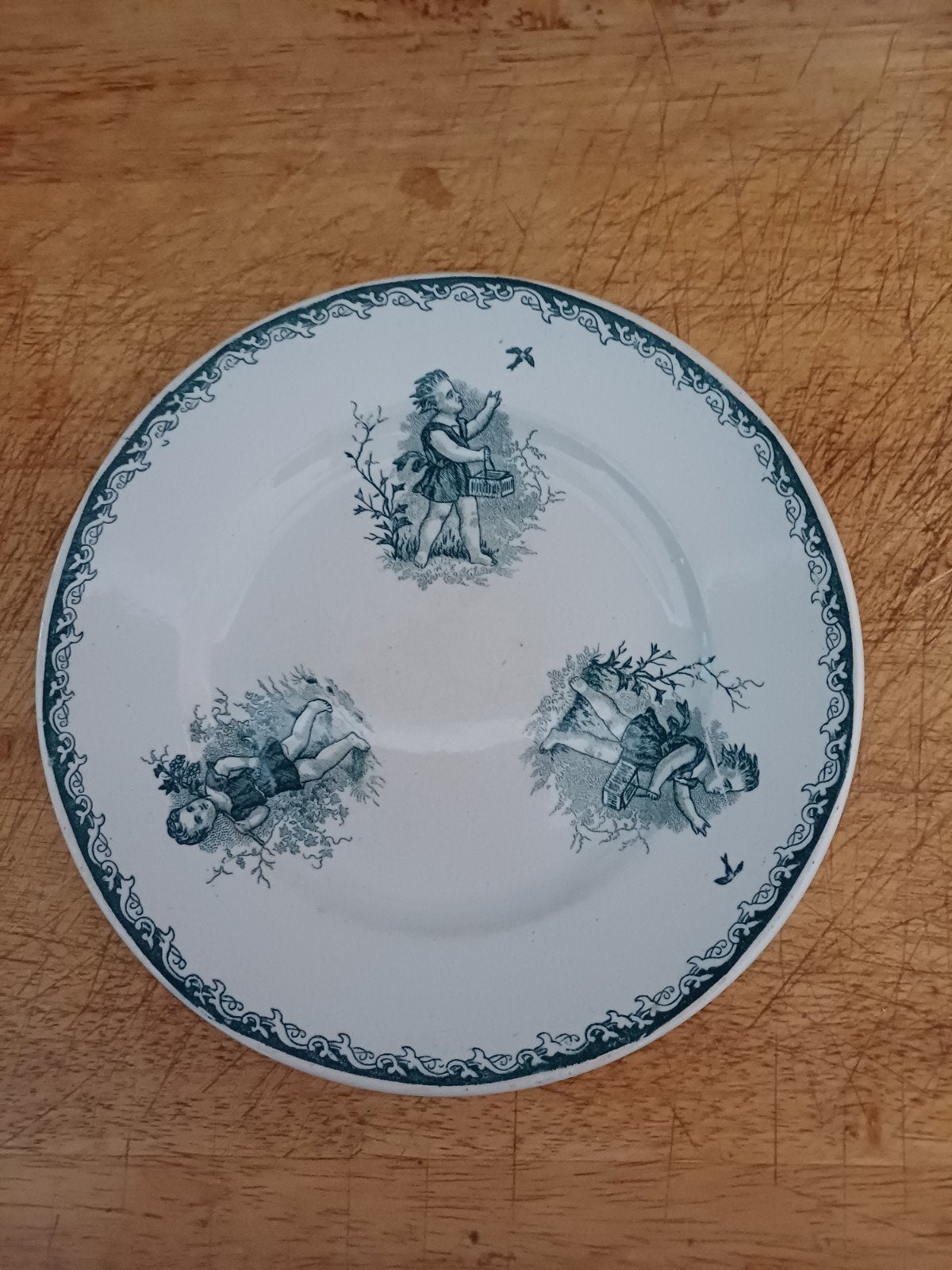 Antiek Frans Bord van Saint Amand et Hamage Groupe D'Enfant, Antiek en Kunst, Antiek | Servies los, Verzenden