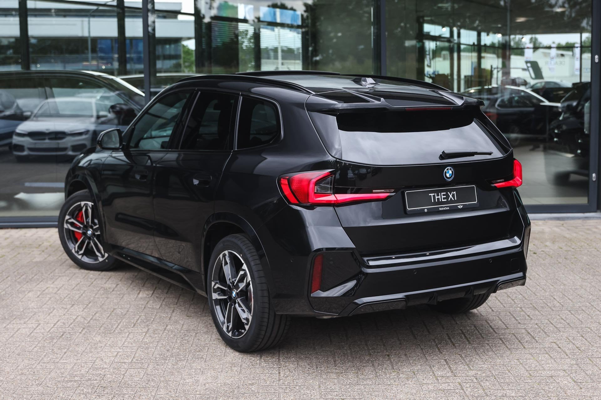 BMW X1 xDrive25e M Sport Automaat / Panoramadak / Sportstoel, Dealer onderhouden, Zwart, Leder, Bedrijf