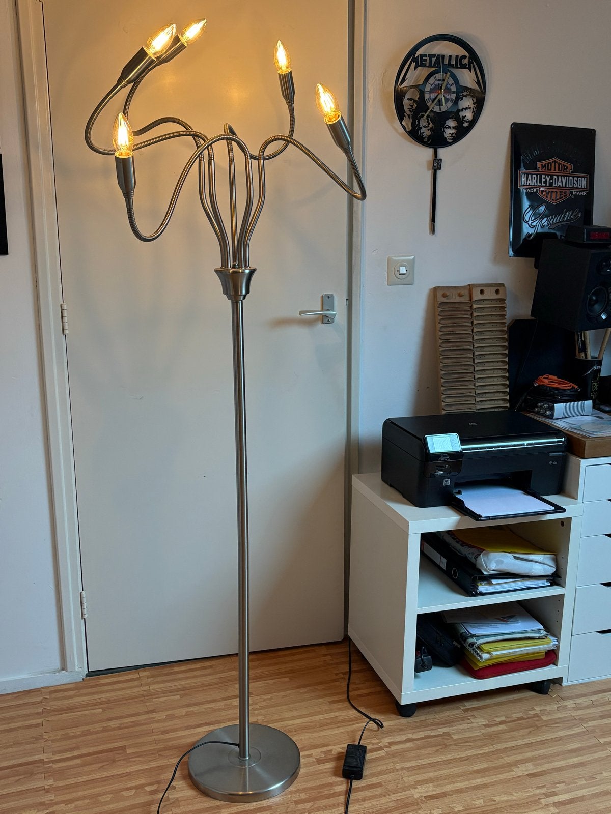 Moderne vloerlamp met 5 flexibele armen en LED-lampen