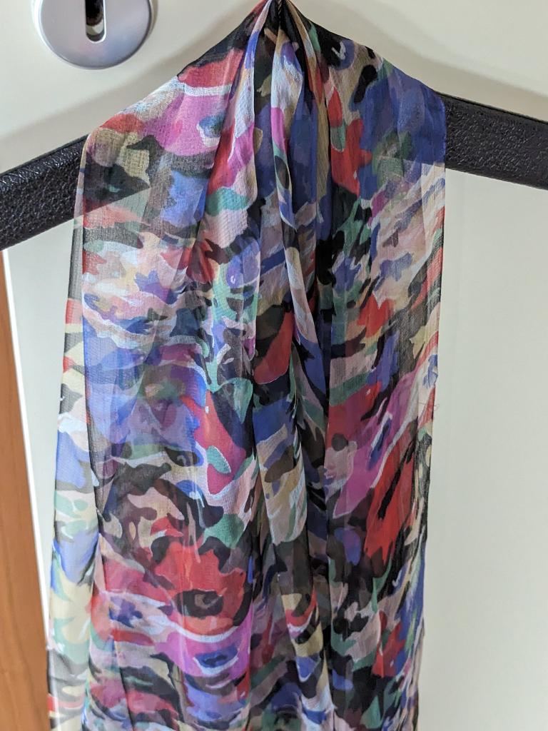 Sjaal Blauw met diverse kleuren bloemen (Zijde) 160x100 cm, Ophalen of Verzenden, Nieuw, Maat 46/48 (XL) of groter, Sjaal