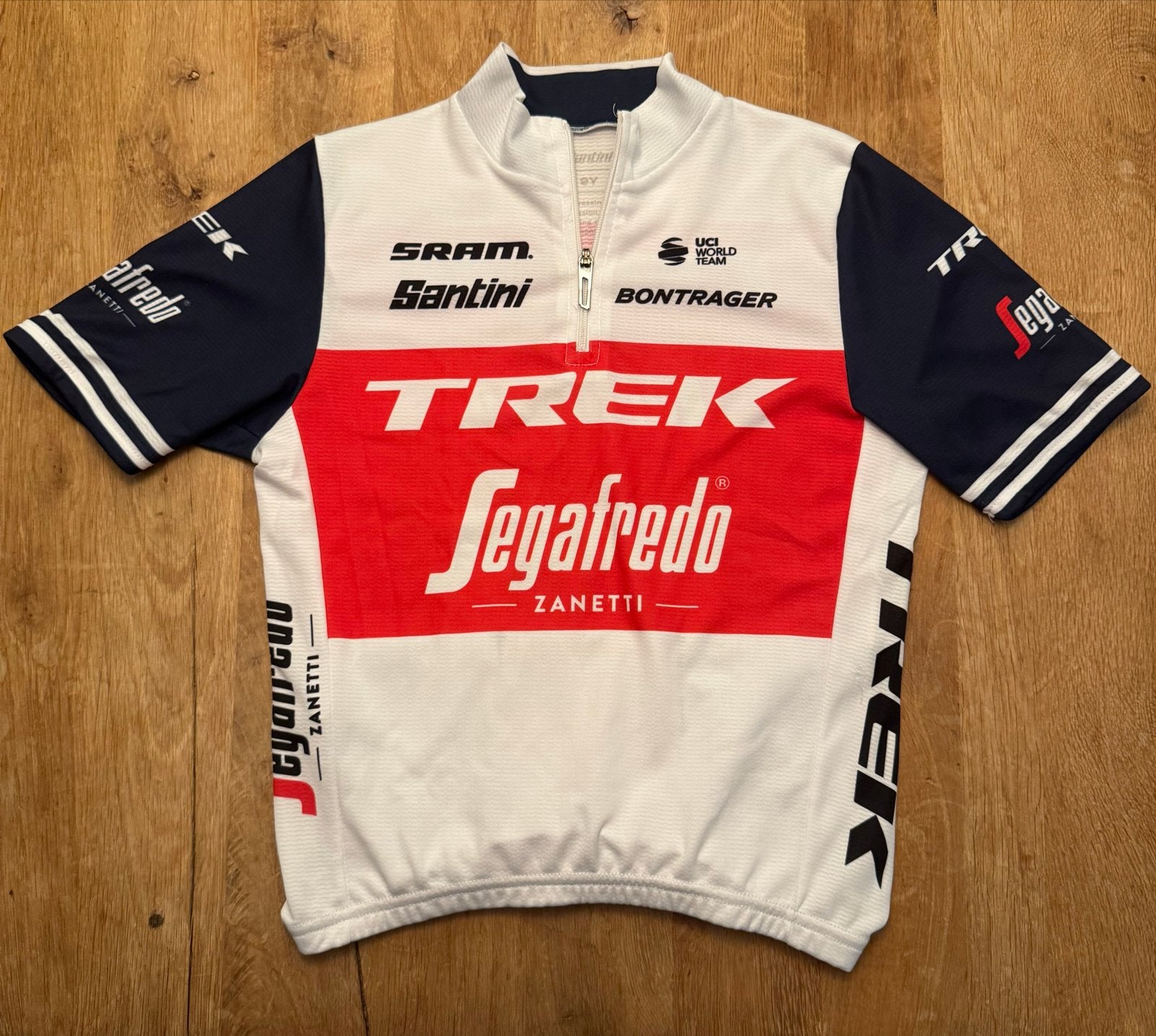 Trek Segafredo Fietskleding Set - Bibshort & Jersey 9Y (2XS), Fietsen en Brommers, Fietsaccessoires | Fietskleding, Zo goed als nieuw