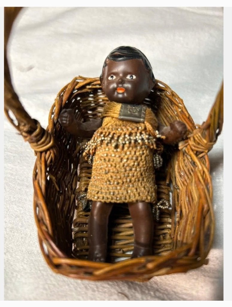 Vintage Donker popje 10,5 cm in mandje, Ophalen of Verzenden, Zo goed als nieuw, X, Pop
