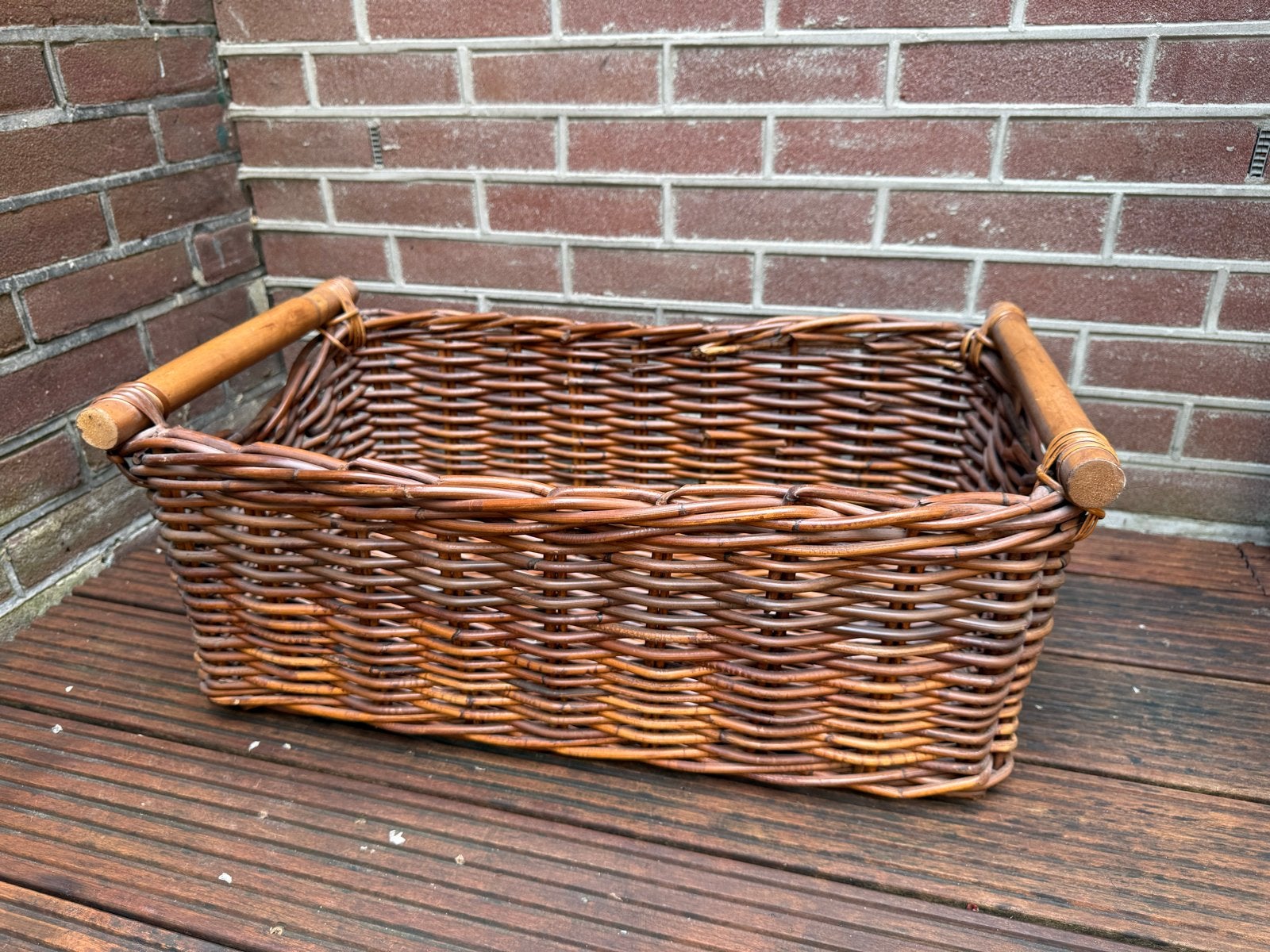 Grote rieten mand met houten handvatten, Huis en Inrichting, Ophalen, Met handvatten, Gebruikt, Mand
