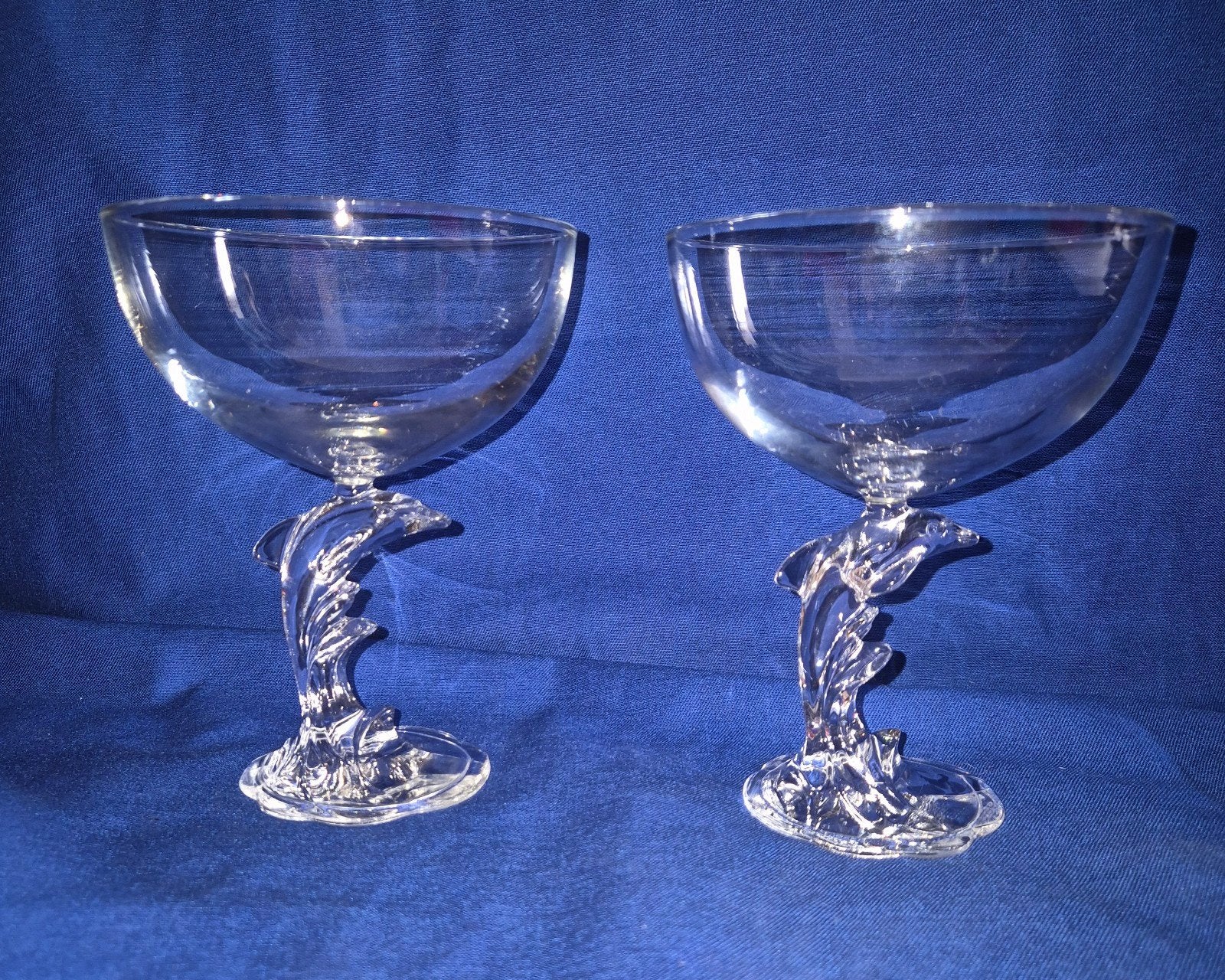 2 schitterende Luminarc coupes met dolfijnen., Overige typen, Ophalen of Verzenden, Overige stijlen, Glas