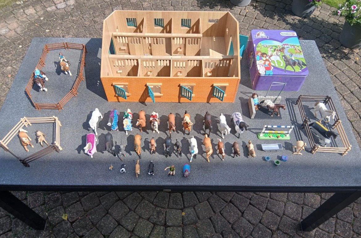 Schleich paarden met stal, Ophalen of Verzenden, Zo goed als nieuw