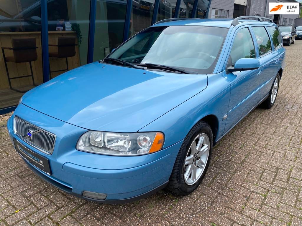 Volvo V70 2.4 Momentum LEER / PDC / TREKHAAK, Voorwielaandrijving, Gebruikt, Zwart, Blauw