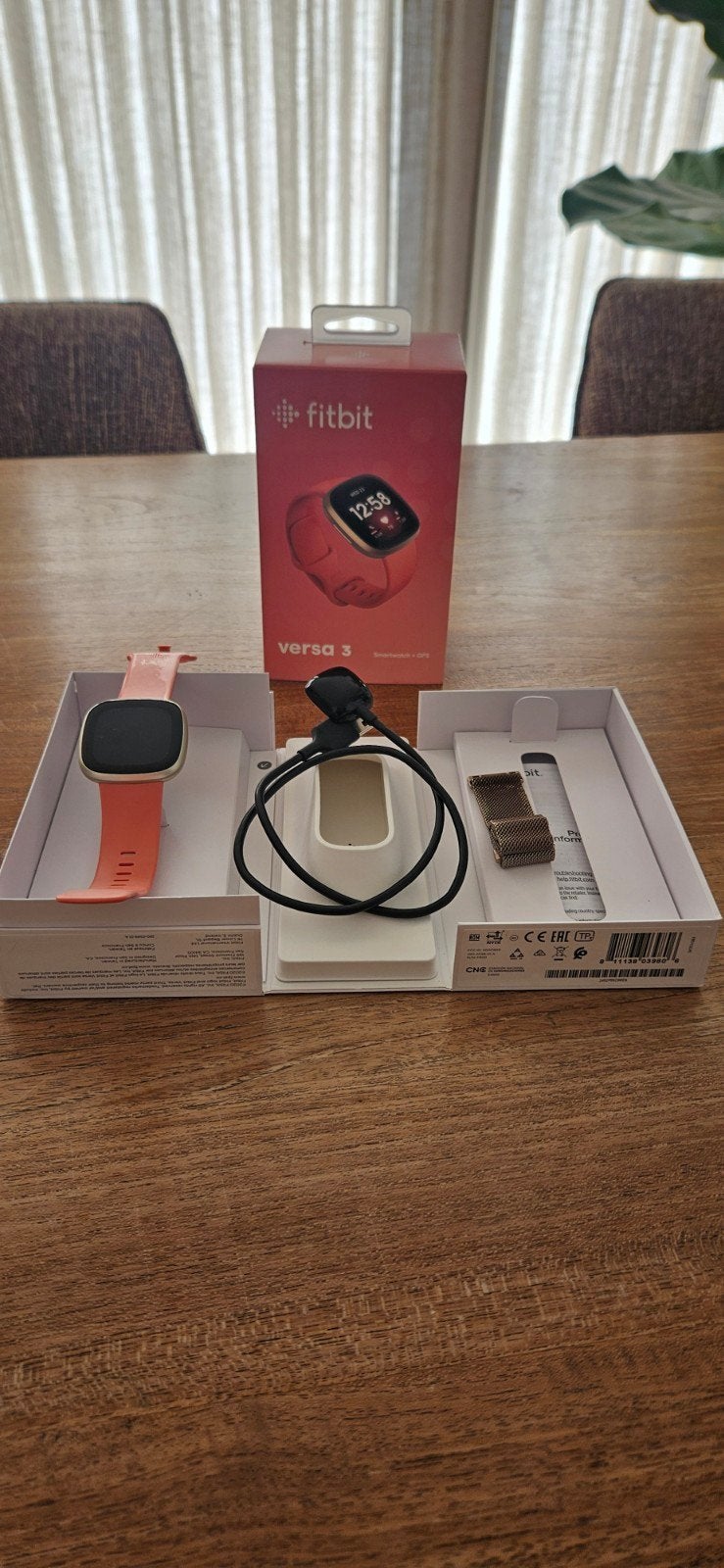 Fitbit Versa 3 Smartwatch - Koraalrood met GPS, Oranje, Ophalen of Verzenden, Zo goed als nieuw, Fitbit