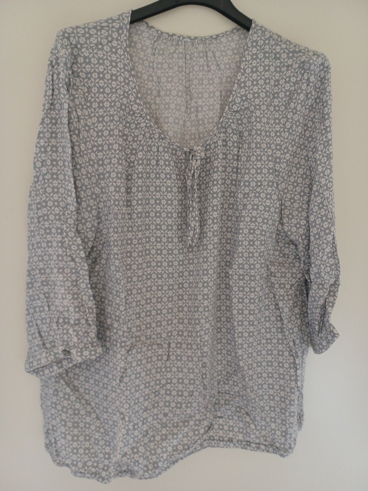 grijs / wit " blouse" ong mt 40 (42), Ophalen of Verzenden, Zo goed als nieuw, Maat 38/40 (M), Grijs