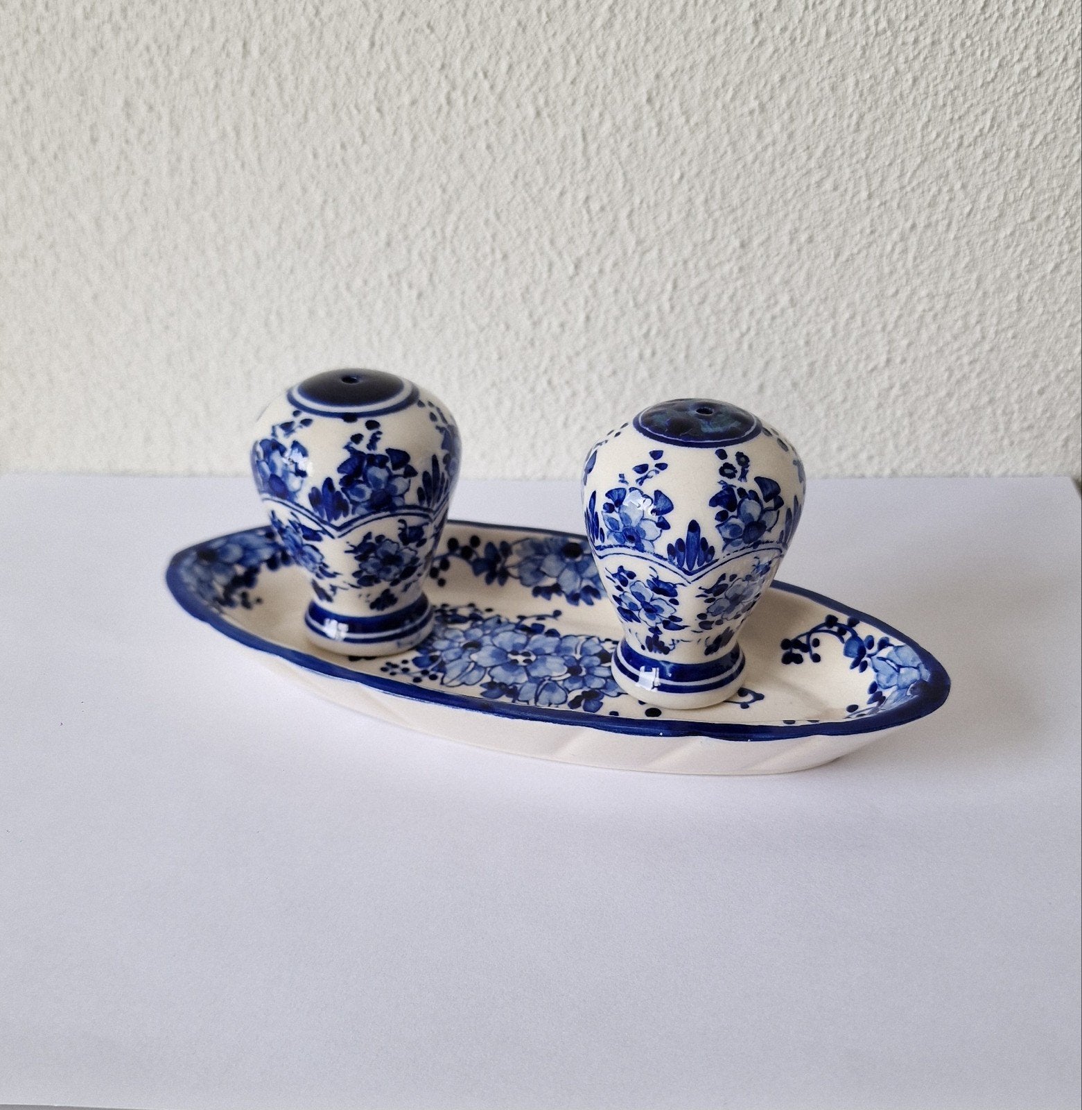 Delfts Blauw Zout- en Peperstel op Schaal, Antiek en Kunst, Ophalen of Verzenden