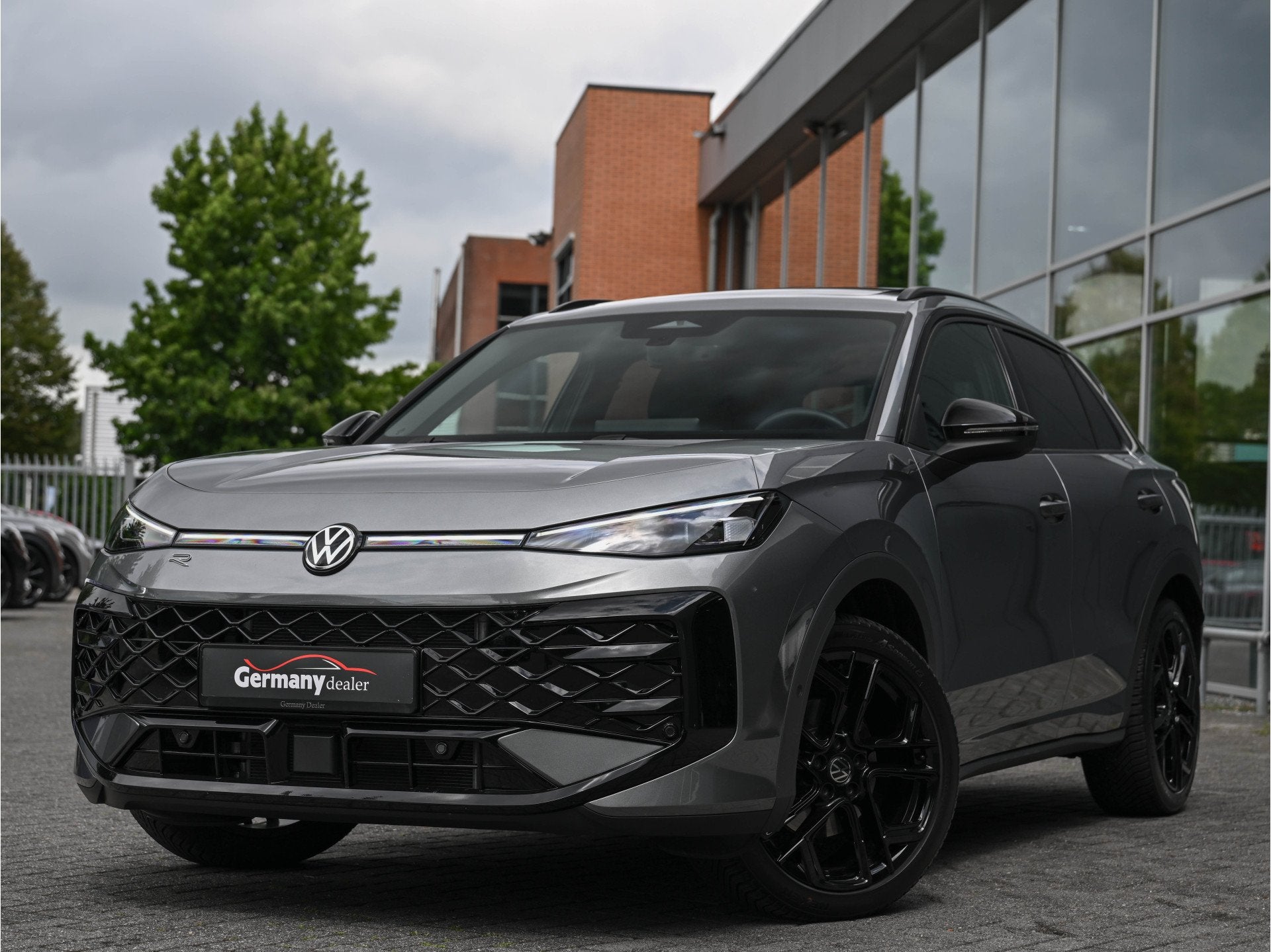 Volkswagen T-Roc 1.5 eTsi R-Line 150pk Pano Trekhaak Keyless, 1374 kg, Zwart, 4 cilinders, Leder en Stof