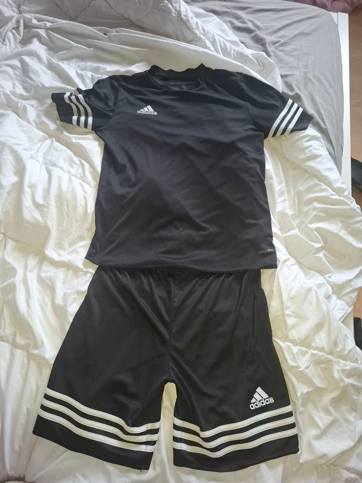 Adidas sportset zwart - shirt en korte broek, Maat 48/50 (M), Zwart, Ophalen of Verzenden, Zo goed als nieuw