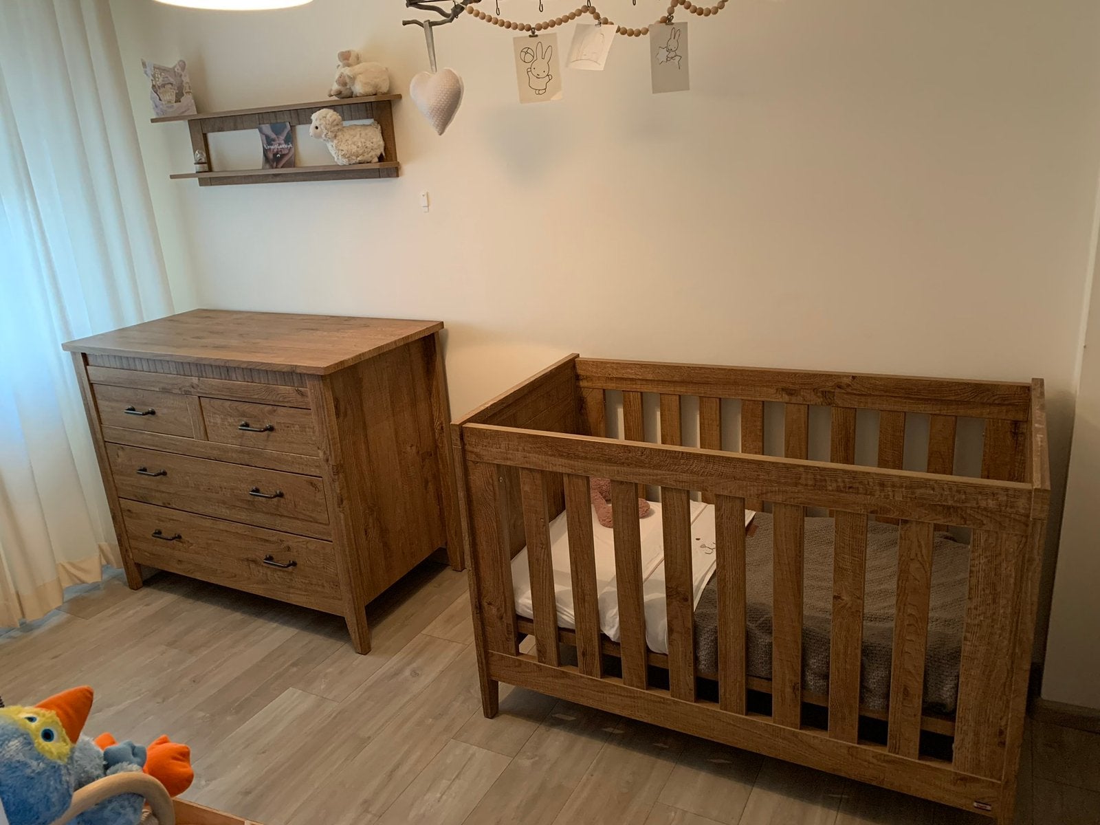 Babykamer met ledikant, commode en wandplank, Ophalen of Verzenden, Gebruikt, Ledikant