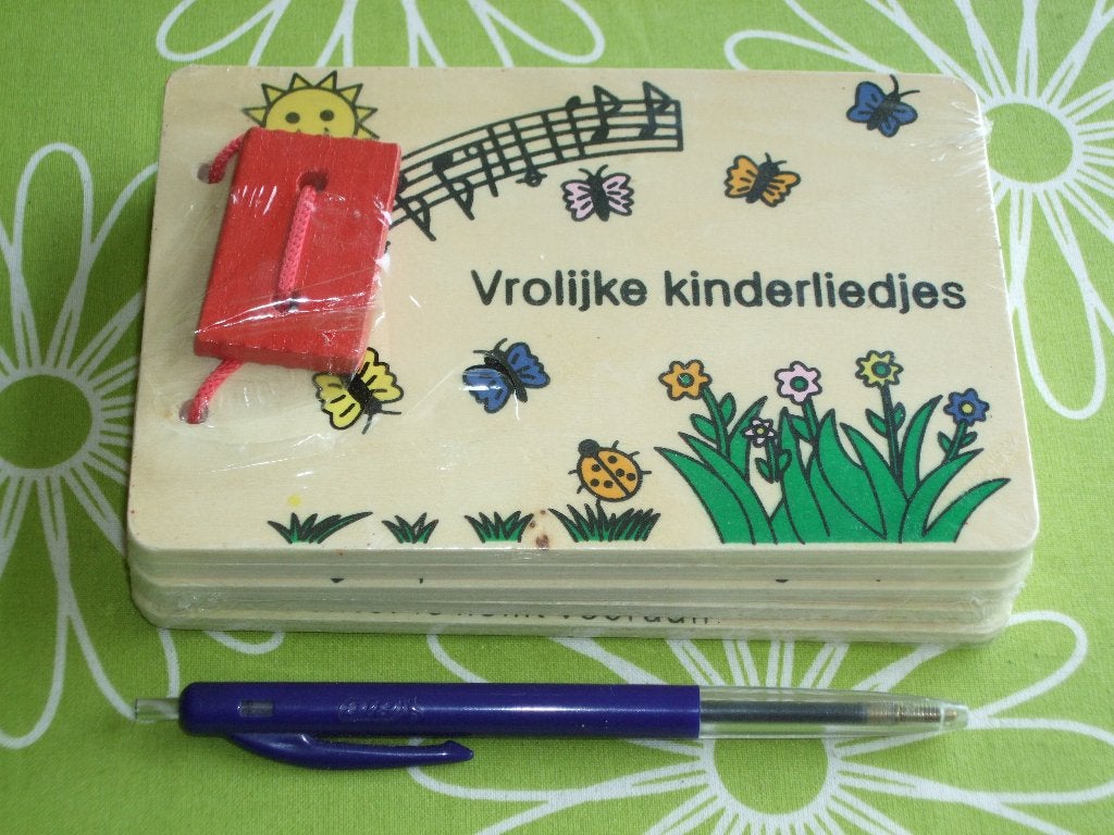 Nieuw in seal: Houten boekje met vrolijke kinderliedjes, Ophalen of Verzenden, Nieuw, Jongen of Meisje