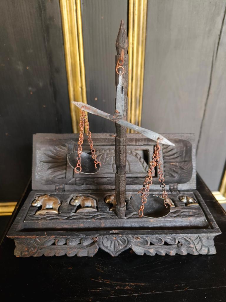 Primitieve opium weegschaal met olifanten gewichtjes, Ophalen of Verzenden