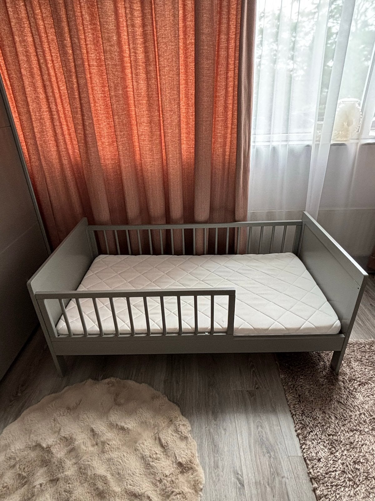 Peuterbed Petite Amelie grijs 140x70 cm incl. matras, Ophalen, Gebruikt, 70 tot 85 cm, 140 tot 160 cm