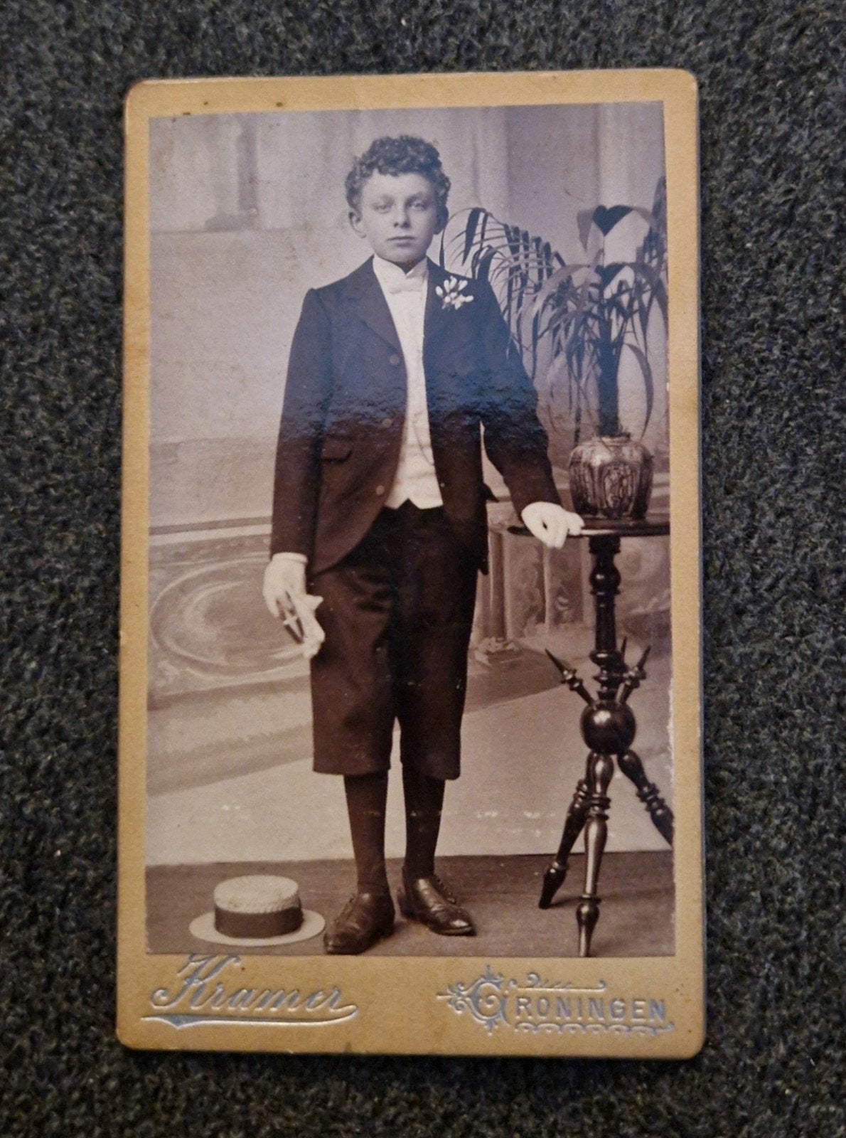 CDV van een jongen in pak - Kramer,  Groningen, Ophalen of Verzenden, Voor 1940, Gebruikt, Kind