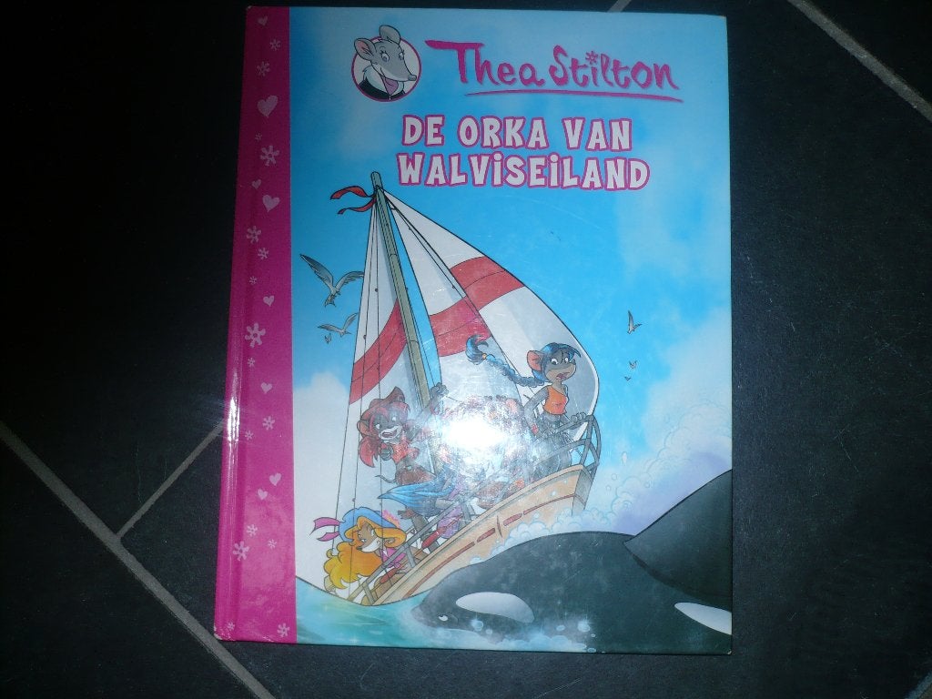 een harde kaft stripboek van thea stilton, Geronimo Stilton, Eén stripboek, Ophalen of Verzenden, Zo goed als nieuw