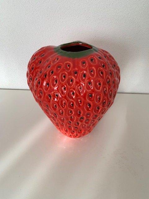 Prachtige design aardbei vaas van Des Pots, rood (MOR-V21), Aardewerk of Porselein, Ophalen of Verzenden, Zo goed als nieuw, Minder dan 50 cm