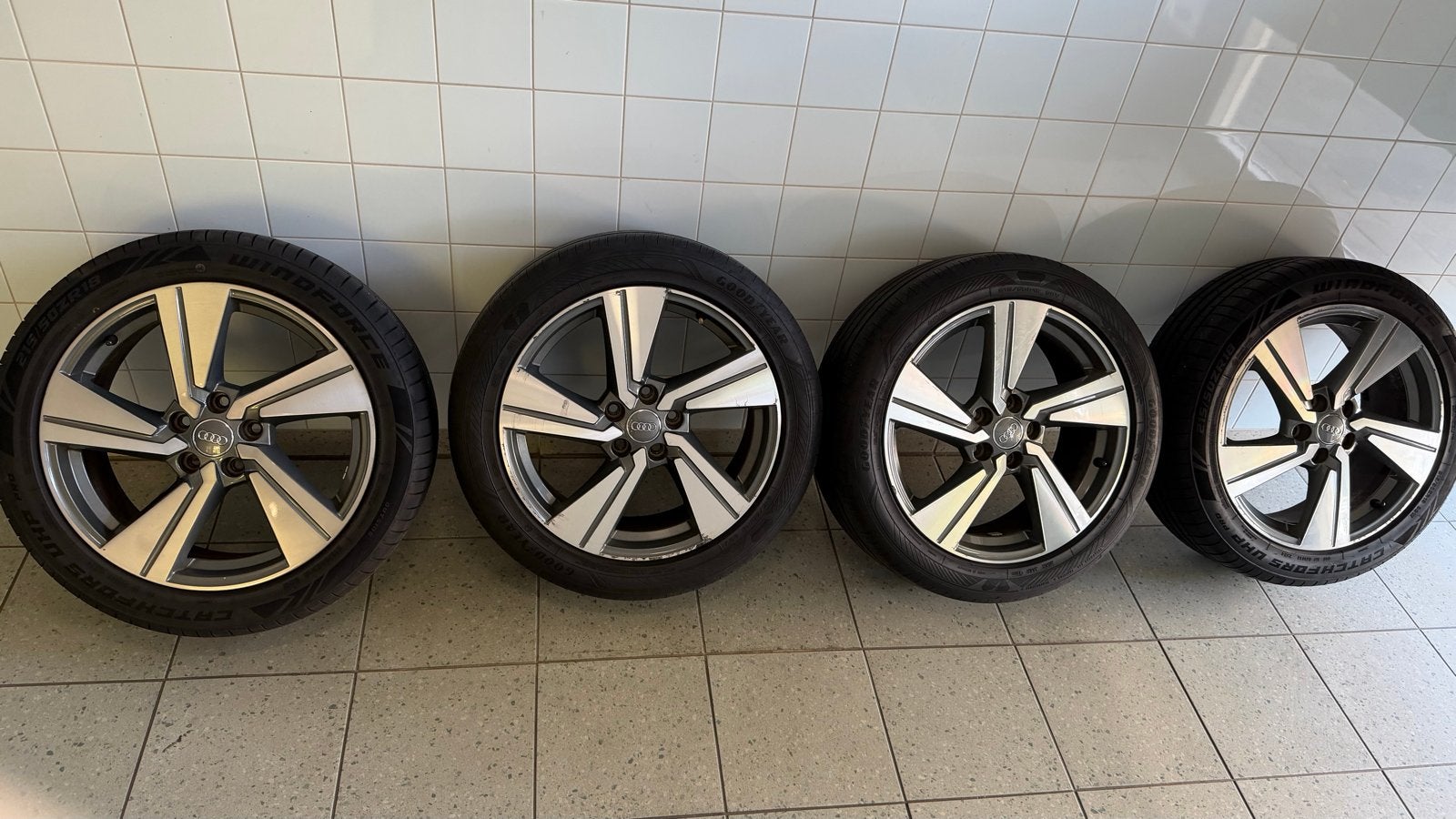 Audi 18 inch velgen met zomerbanden - 215/50ZR18, 18 inch, Banden en Velgen, Ophalen of Verzenden, Personenwagen