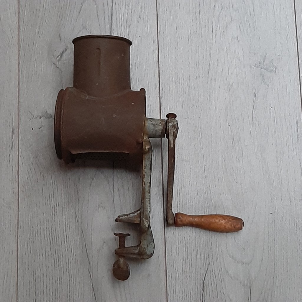 Antieke molen / rasp ijzer, gemerkt IDA, Ophalen