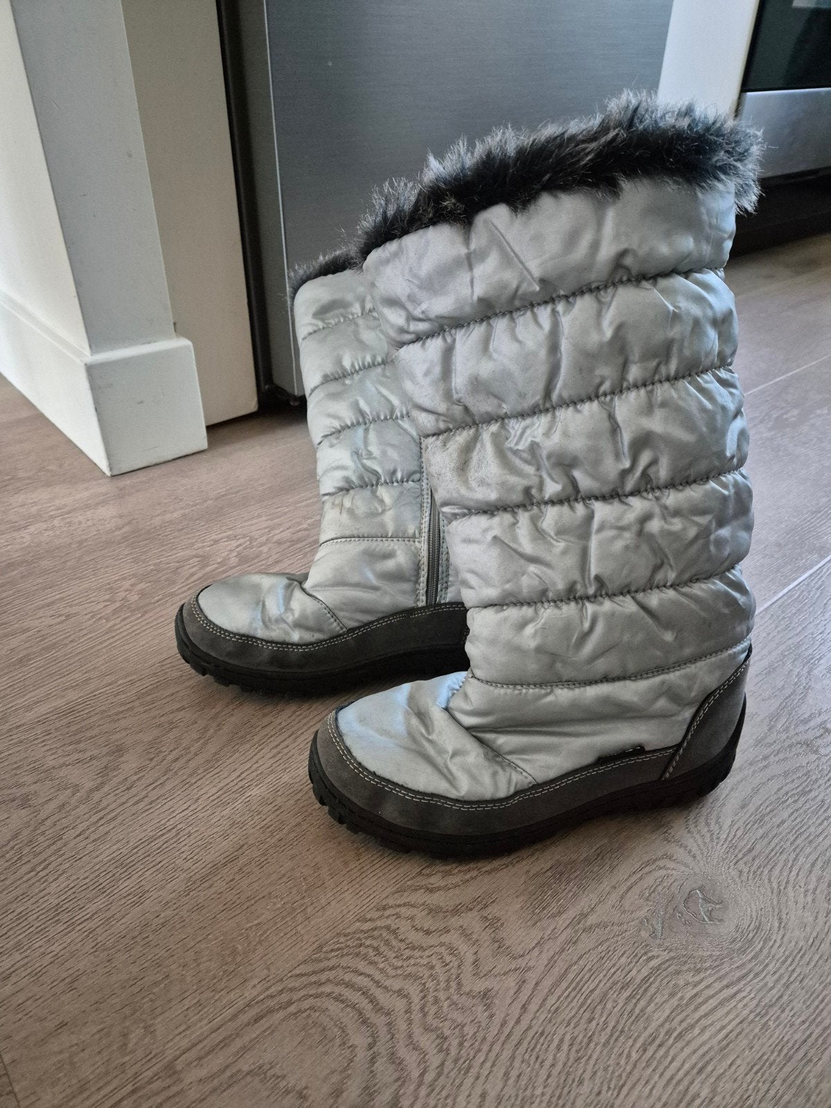 Snowboots maat 38, Kleding | Dames, Schoenen, Snowboots, Ophalen of Verzenden, Zo goed als nieuw, Grijs