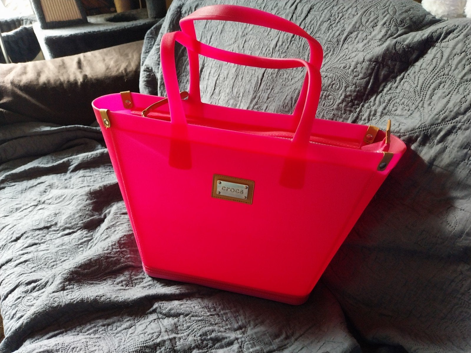 Crocs handtas - felroze, Sieraden, Tassen en Uiterlijk, Tassen | Damestassen, Ophalen, Zo goed als nieuw, Handtas
