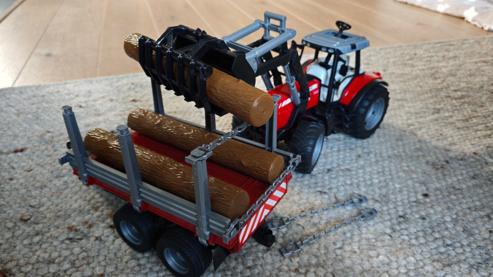 Bruder tractor met voorlader, aanhanger en boomstamme, Ophalen of Verzenden, Zo goed als nieuw