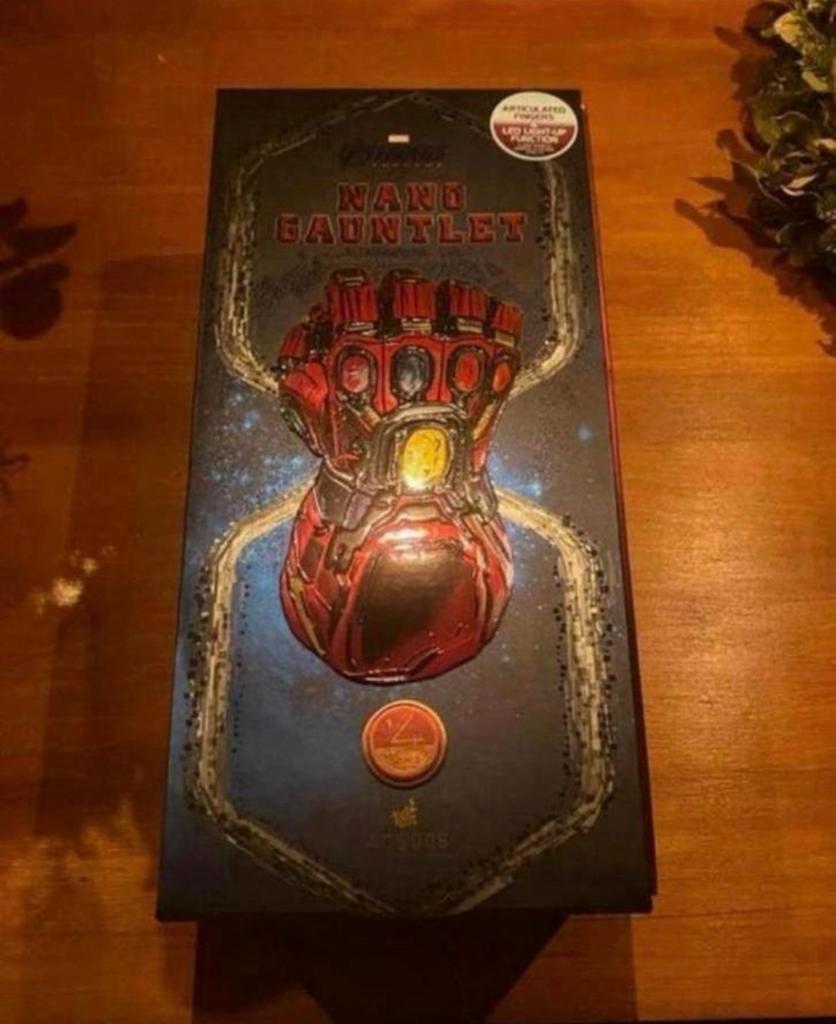 Hot Toys - ACS008 - Avengers- Nano Gauntlet 1/4 met licht, Ophalen of Verzenden, Zo goed als nieuw, Actiefiguur of Pop
