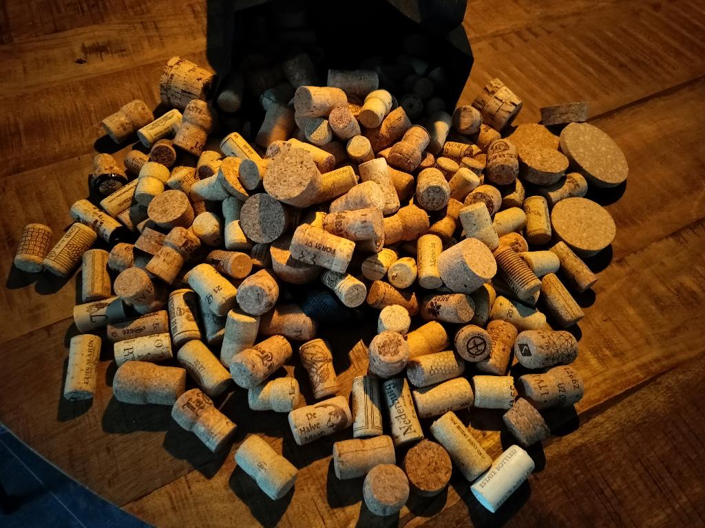 Kurken, ronde kurkdeksels meer dan 200 stuks, Geschikt voor snijden, Overige thema's, Overige typen, Ophalen of Verzenden