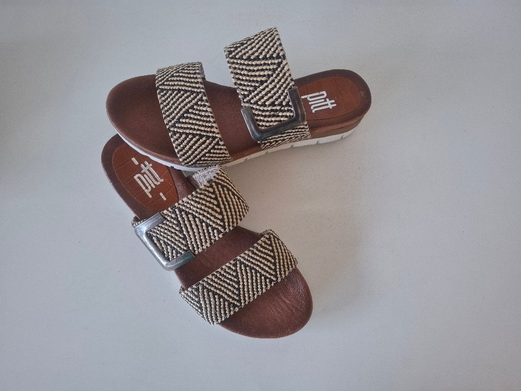 Pitt maat 38 beige taupe slippers leer gevoerd klittenband, Slippers, Verzenden, Beige, Zo goed als nieuw