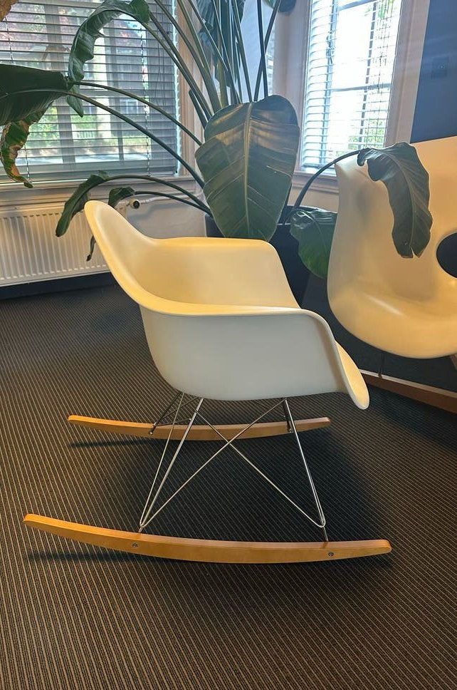 Originele Vitra Eames Schommelstoel RAR - perfecte staat, Huis en Inrichting, Ophalen, Kunststof, Wit, Zo goed als nieuw