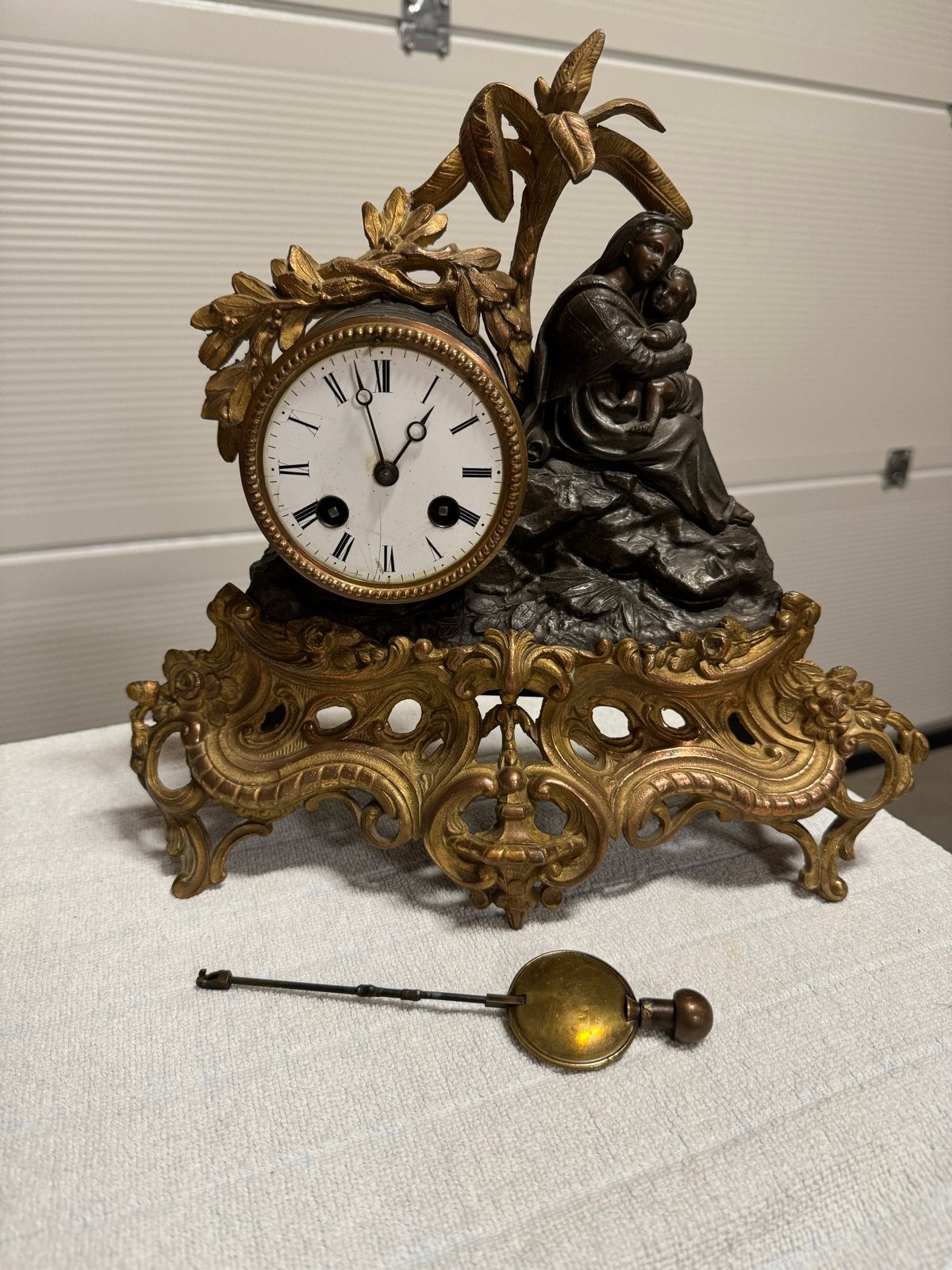 Antieke Franse pendule met moeder en kind sculptuur, Ophalen of Verzenden