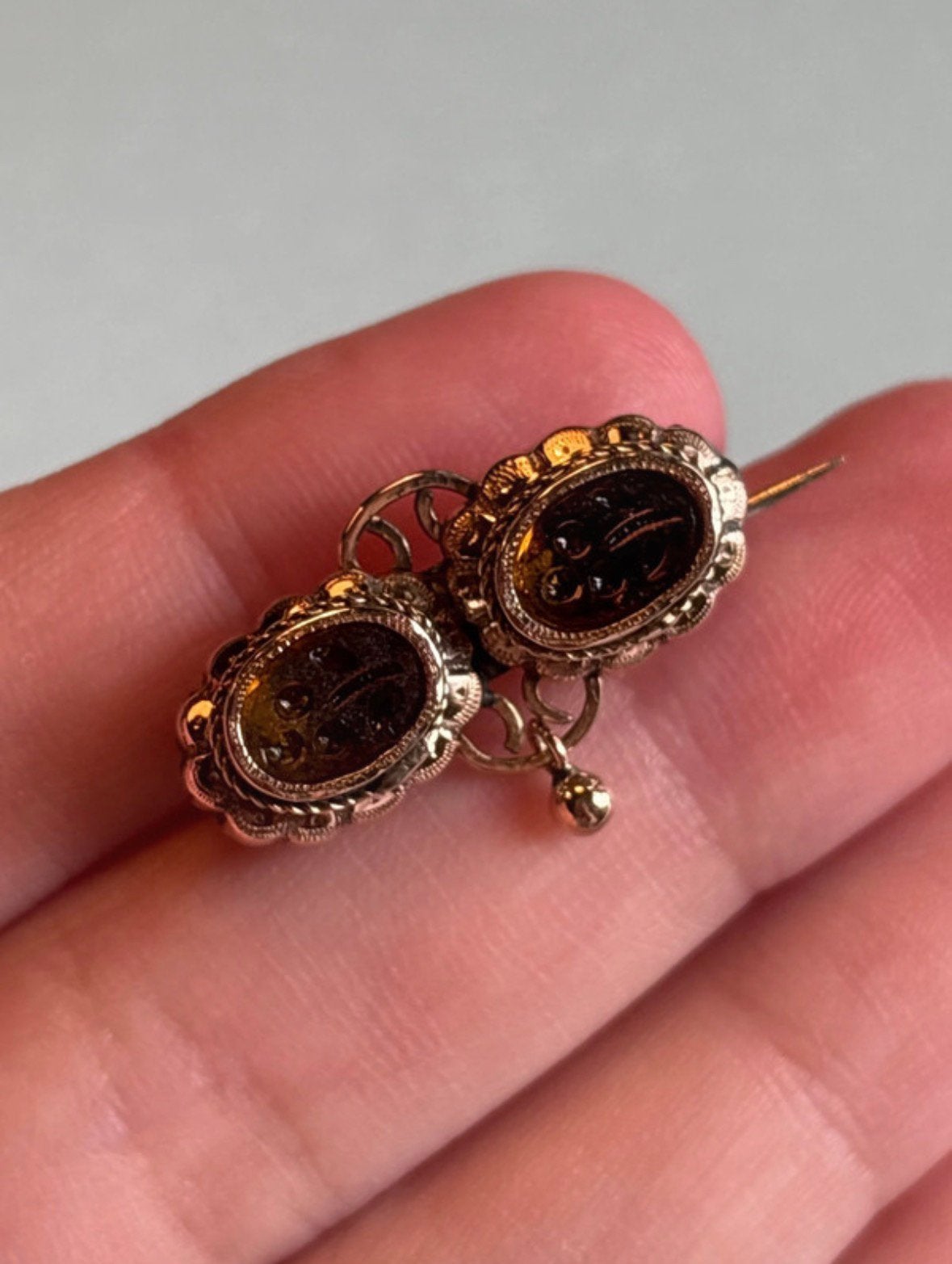14 karaat gouden broche met twee ovale stenen met intaglio, Verzenden, Minder dan 4 cm, Zo goed als nieuw, Goud