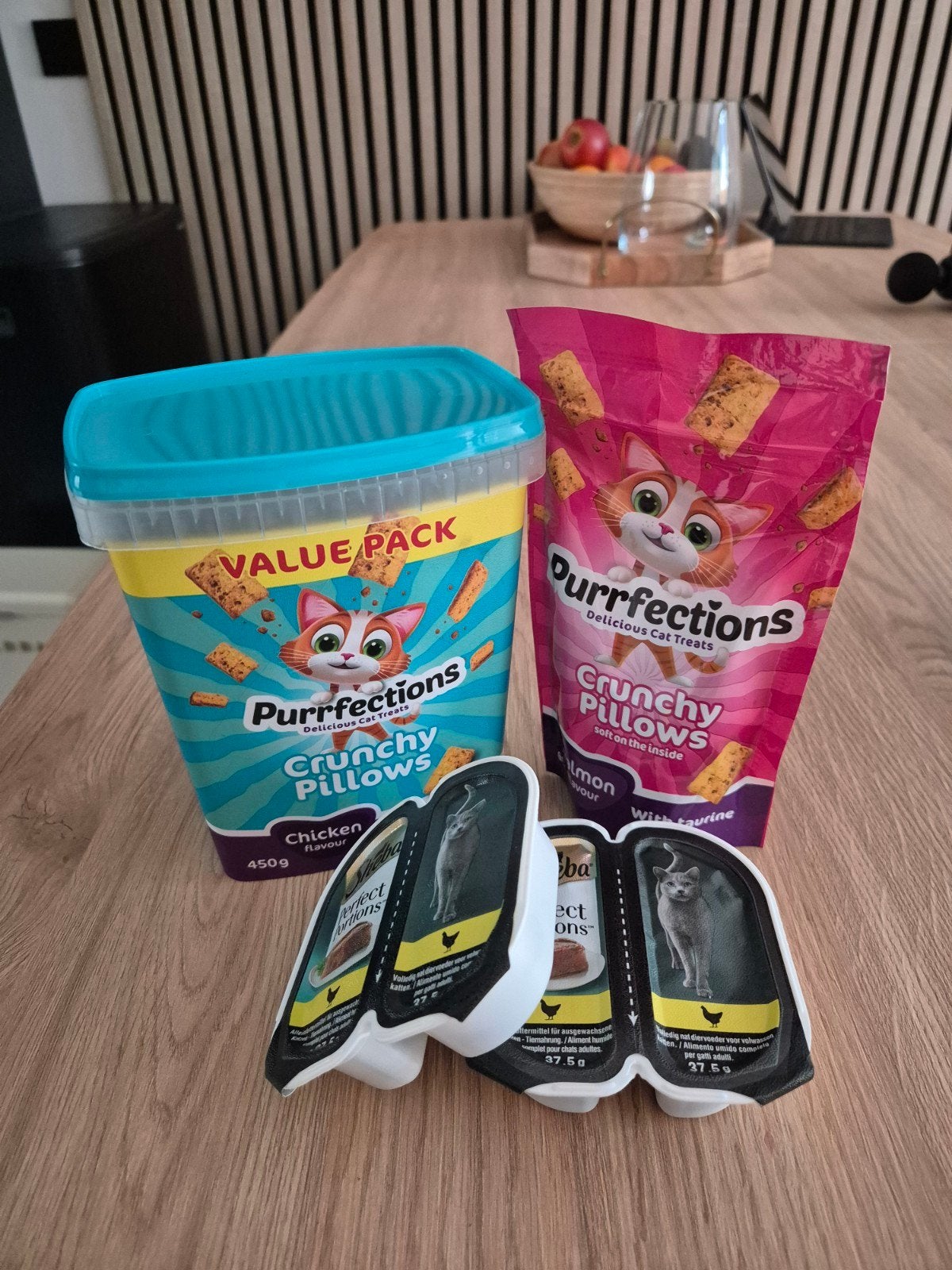 Cat food and snacks, Poes