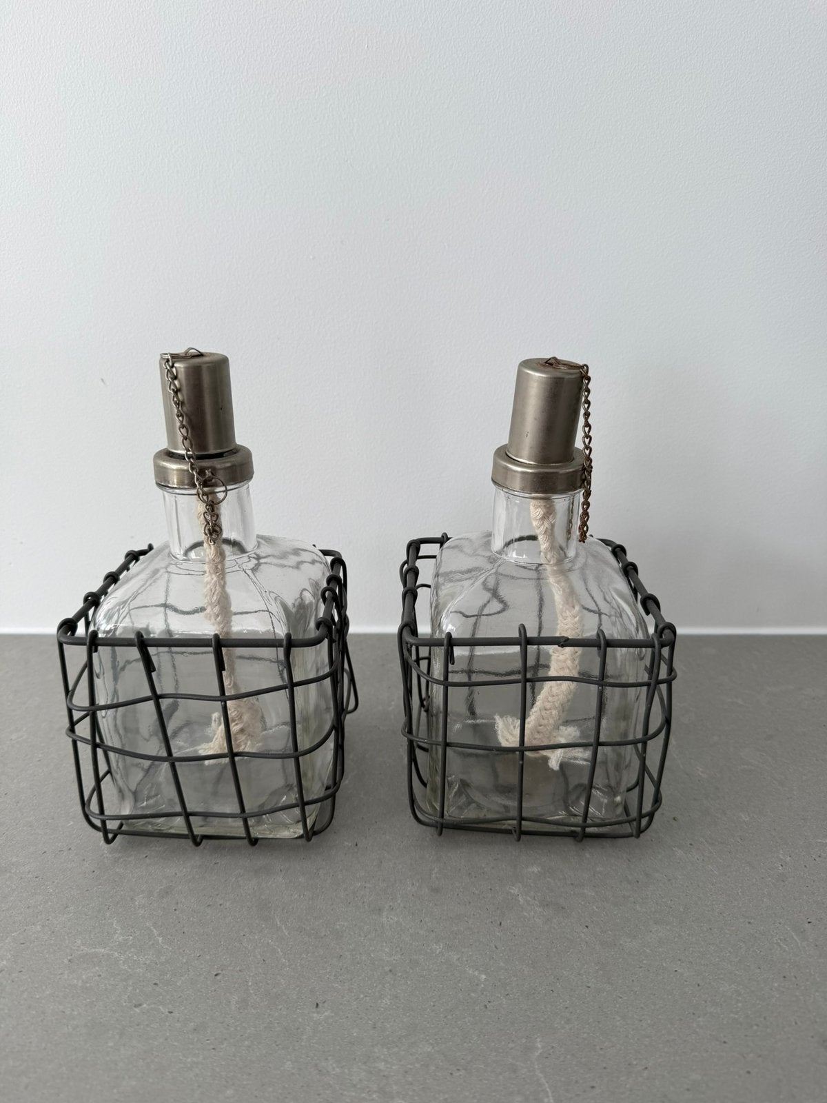 2 glazen olielampen in een vierkant metalen draadframe, Ophalen of Verzenden, Zo goed als nieuw, Overige materialen, Minder dan 25 cm