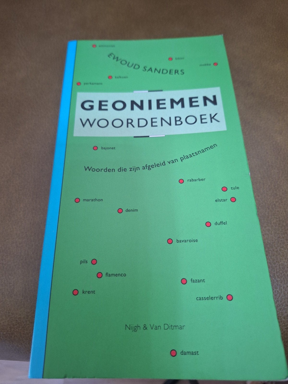 Geoniemen Woordenboek - Woorden afgeleid van plaatsnamen, Ewoud Sanders, Ophalen of Verzenden, Zo goed als nieuw, Overige uitgevers