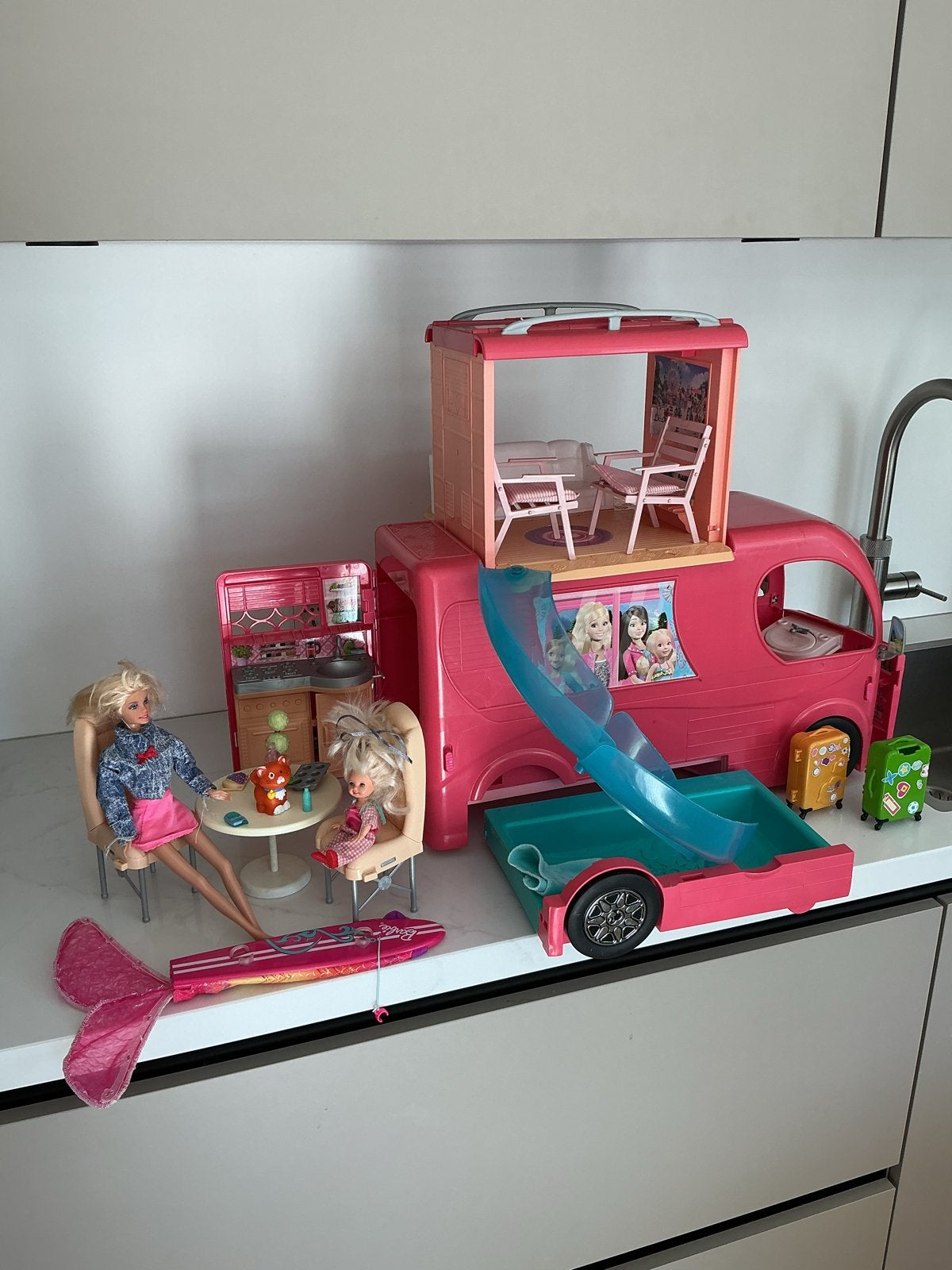 Barbie Camper met poppen en accessoires, Ophalen of Verzenden, Zo goed als nieuw