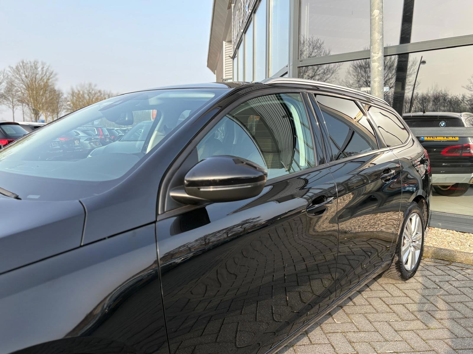 Foto 3 van Peugeot 308 SW 1.2 PureTech Blue Lease Executive | Pano | PD