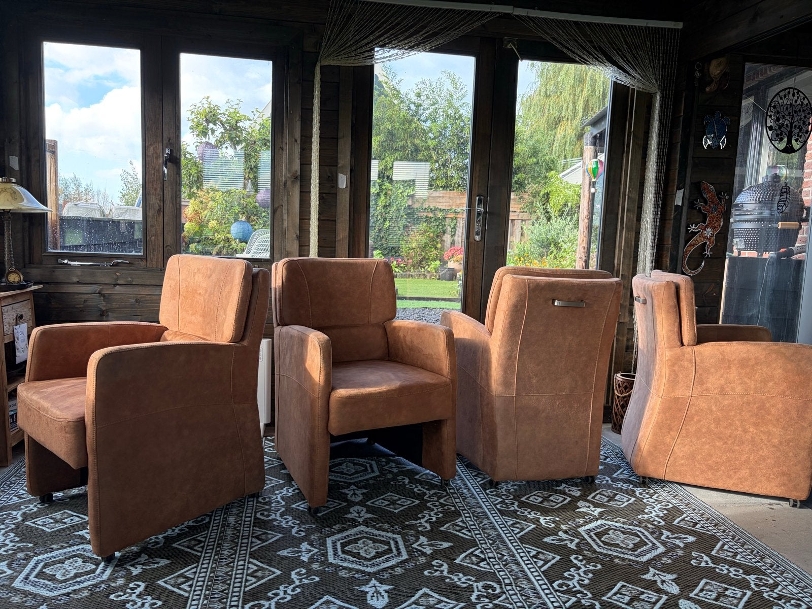 4 stoffen eetkamerstoelen op wieltjes kleur cognac, Huis en Inrichting, Ophalen, Bruin, Zo goed als nieuw, Vier