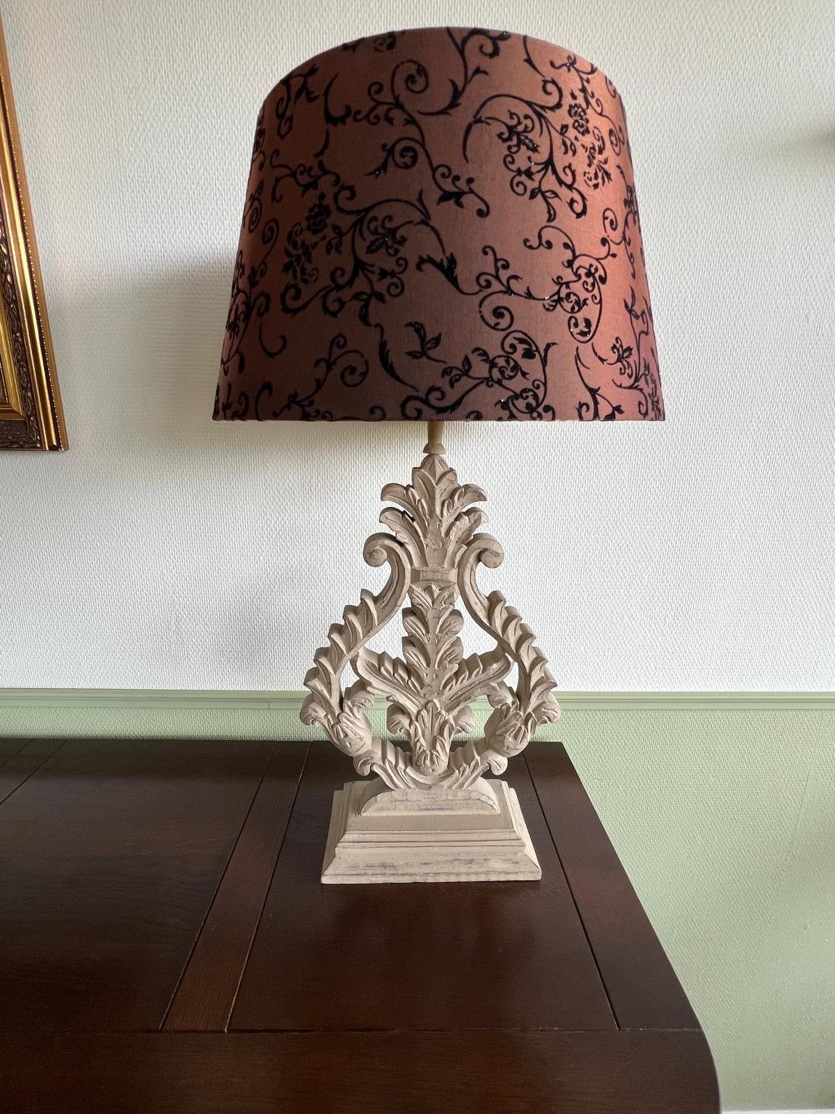 Twee Decoratieve tafellampen met barokke voet en stoffen kap, Ophalen
