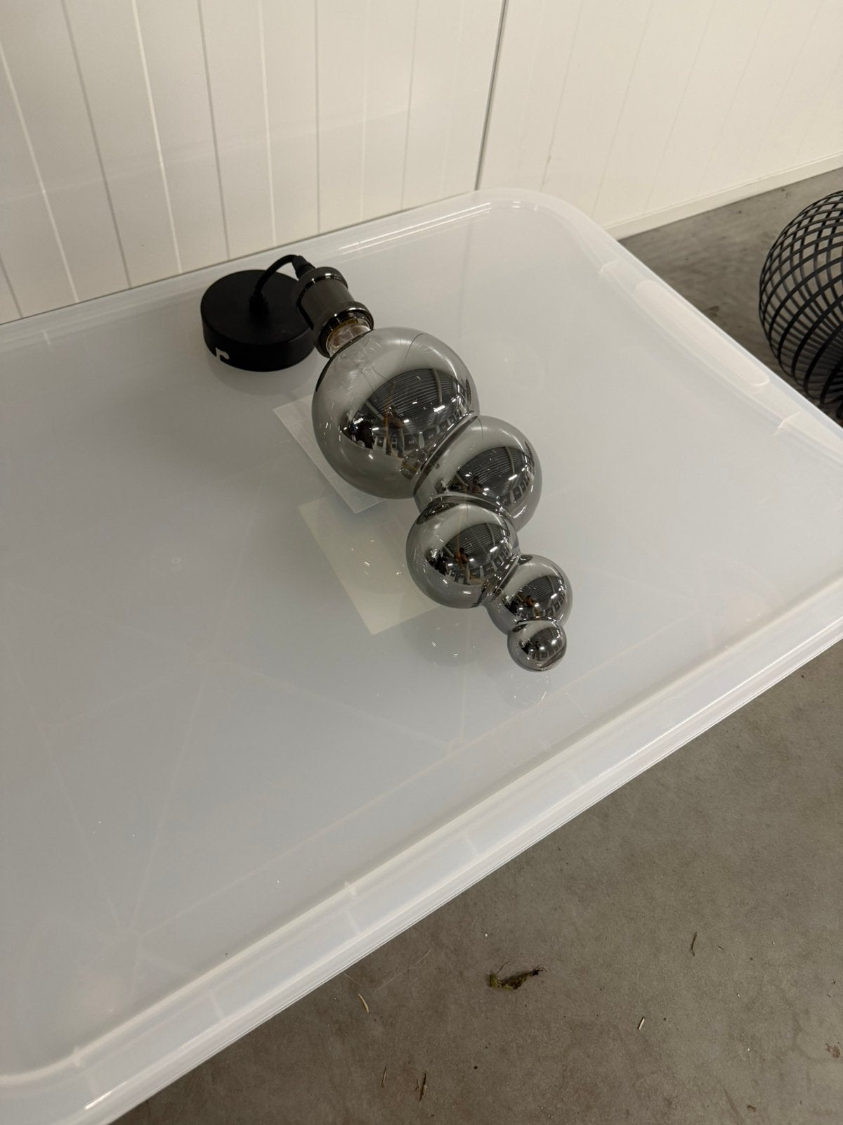 Unieke hanglamp / plafondlamp smokey bol en zwarte fitting, Ophalen, Zo goed als nieuw