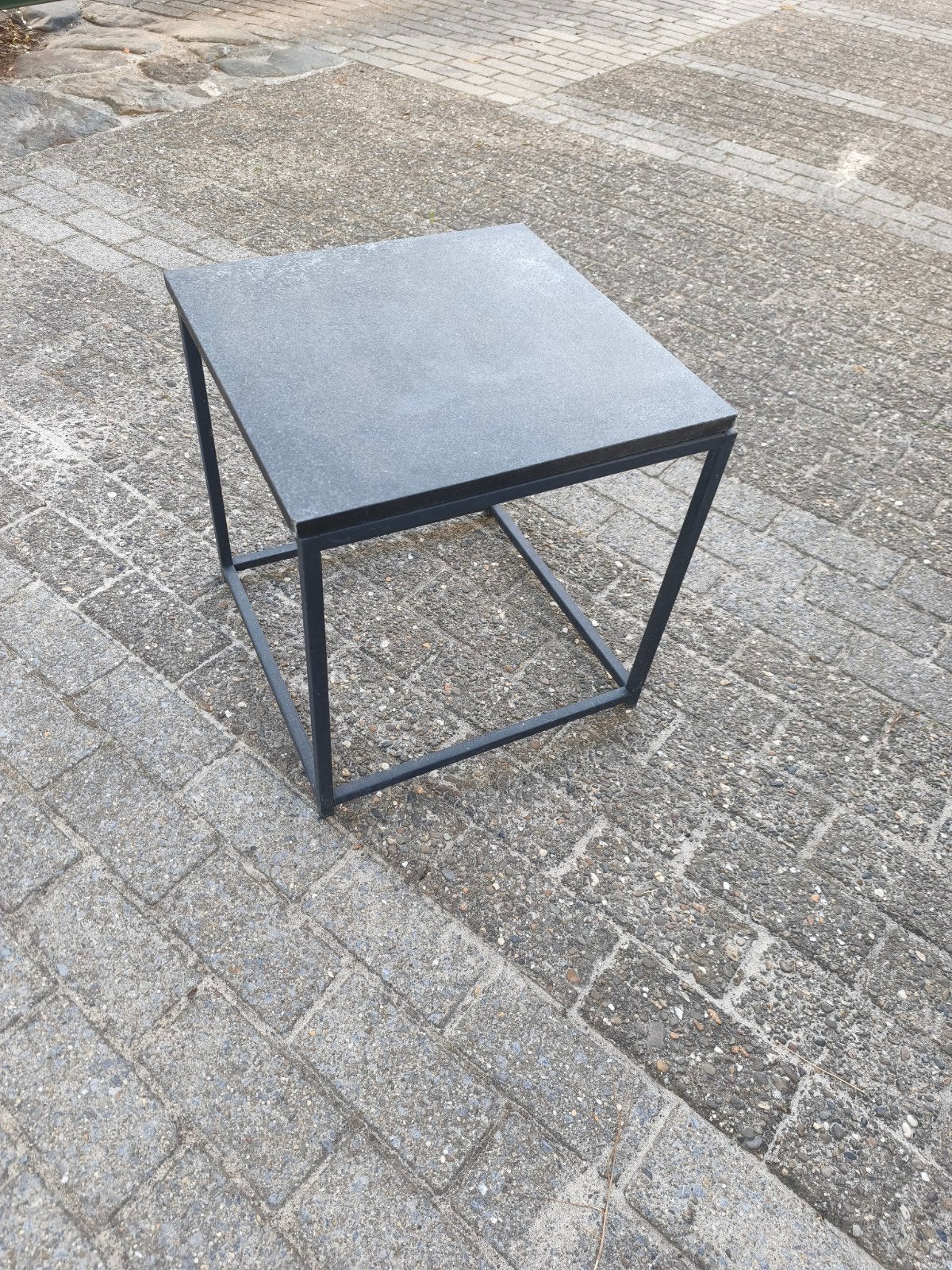 metalen buiten tafeltjes met stenen blad, Ophalen, Rond, Minder dan 55 cm, 45 tot 60 cm