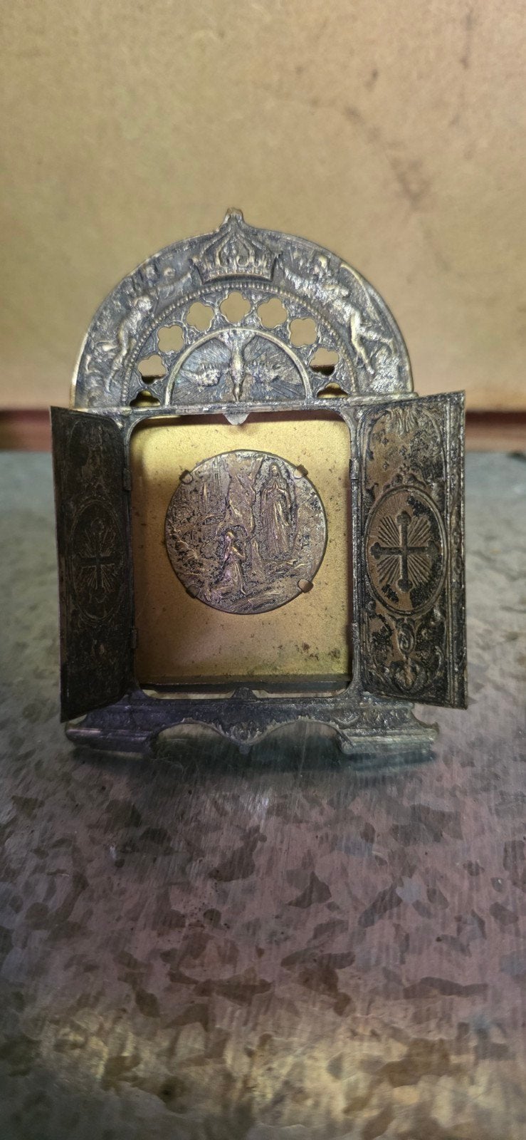Antiek metalen reisaltaar met religieuze afbeeldingen, Antiek en Kunst, Ophalen of Verzenden